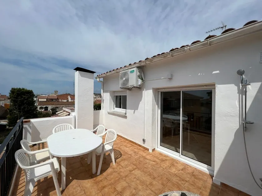 Beautiful penthouse, completely renovated, on the beach. - Image 1