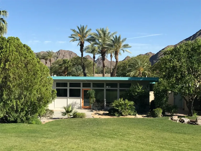 Mid-century bungalow! Walk to tennis gardens. - Image 1