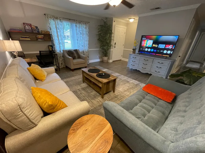 Executive/Pet Friendly/ Full Fence/3 bedroom home - Image 1