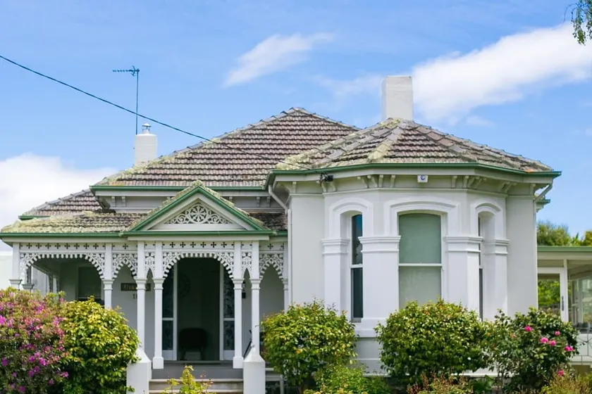 Riverbank villa - Image 1