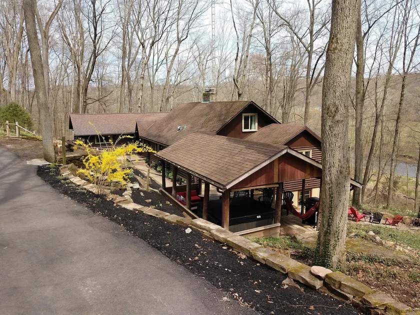 Doc's Cabin on the River! Hot tub & game room. - Image 1