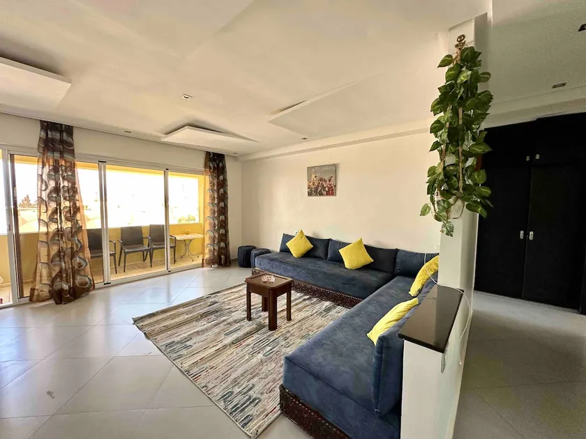 Large Central Apt, 10 Mins to Beach & attractions - Image 1