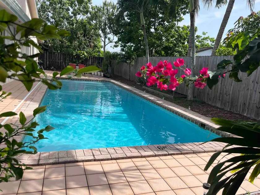Pool House in Tropical Miami - Image 1
