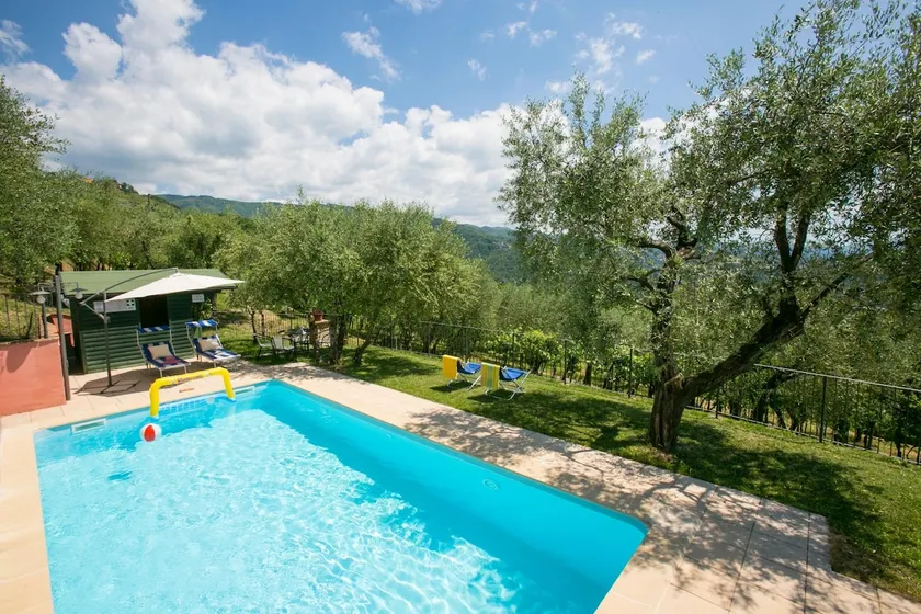 4 bedroom villa with large garden & private pool - Image 1