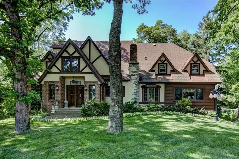Beautiful 6 bedroom Home in the City - Image 1