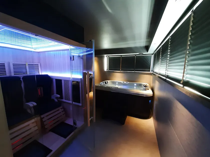 Le Milan Royal – Luxurious suite with sauna and hot tub - Image 1