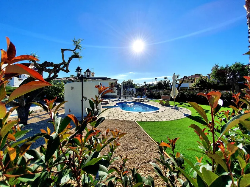 New holiday house with private pool, 300m to beach - Image 1