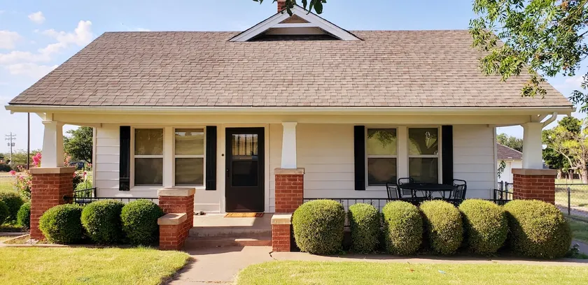 Small Town Family friendly & SMOKE-FREE - Sleeps 6 - Image 1