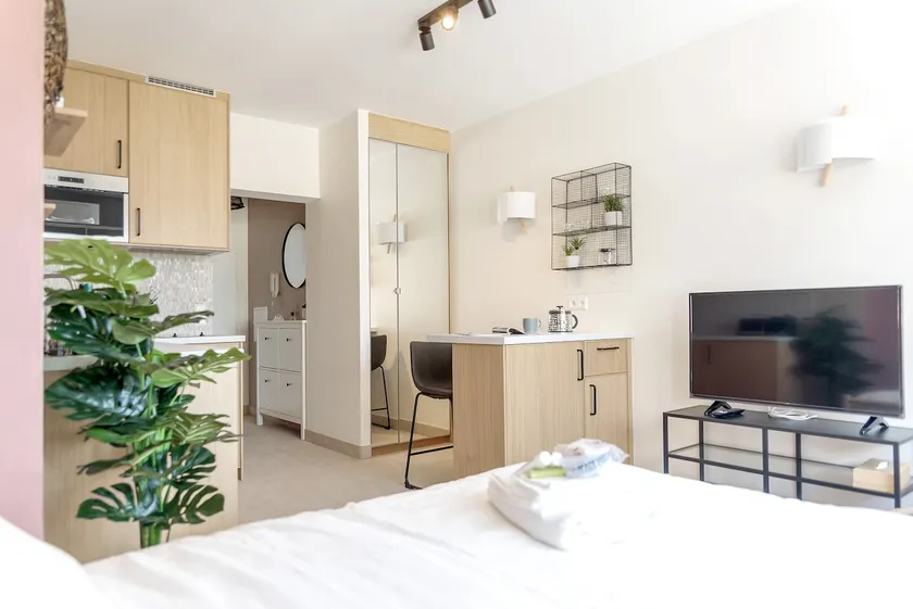 Bright 4B studio, hypermarket/center, close to cathedral - Image 1