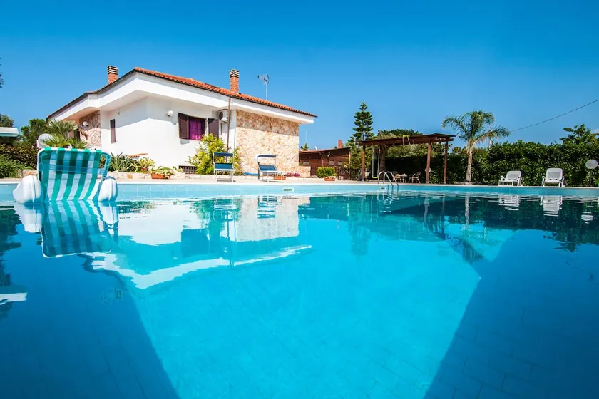 Villa med pool i Puglia för 8 personer - Image 1