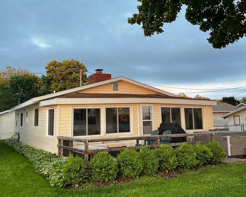 Charming Cottage on the Lake - Image 1
