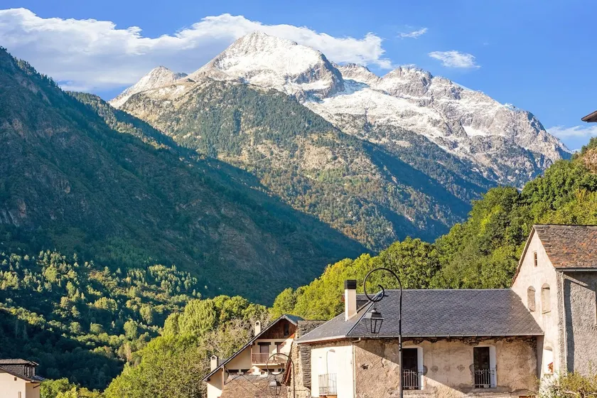 Cozy Pyrenees Getaway - Image 1
