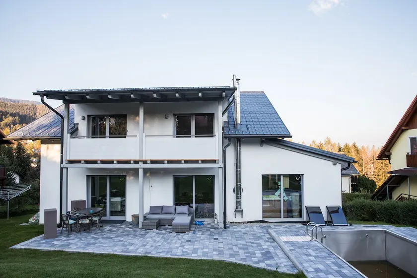 Fantastic 200 m² house with stainless steel pool & garden - Image 1