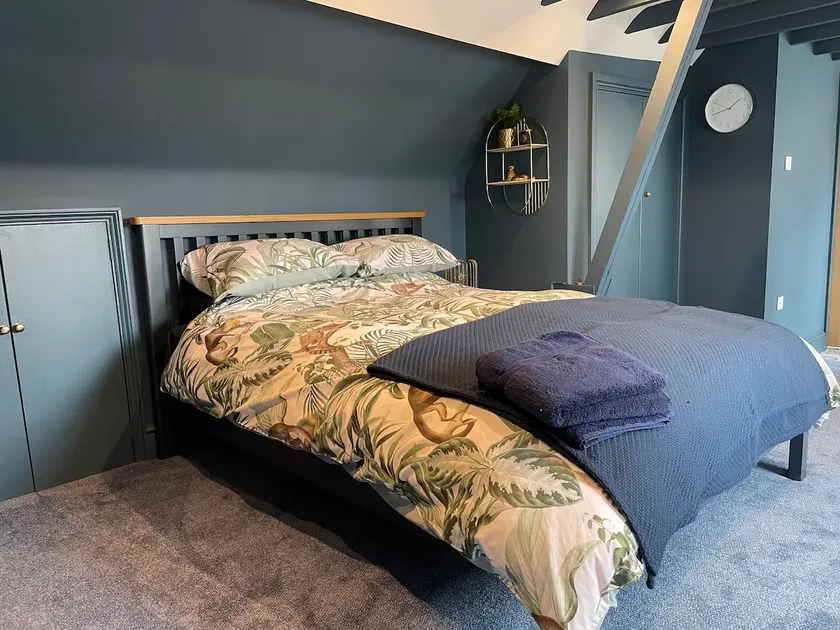 Beautiful boutique studio flat in town centre - Image 1