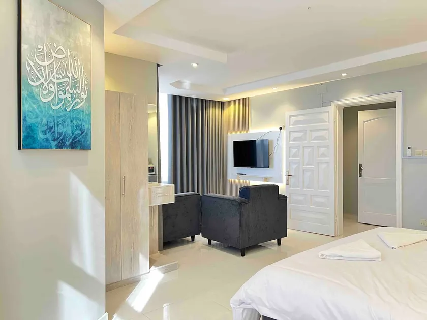 APT 303 | Studio King Suite - Image 1