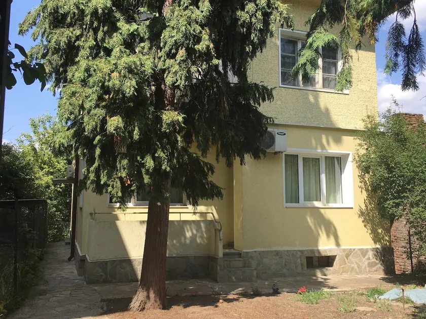 The Yellow House - refreshing privacy with parking - Image 1