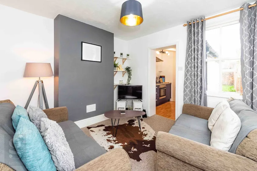Cosy | City Home | 2BR | Free Parking | Sleeps 4 - Image 1