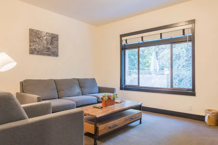2 Bdrm Apt., 1 block from downtown - Image 1