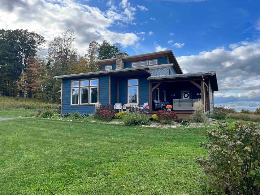 Custom Finger Lakes home near Ithaca with hot tub - Image 1