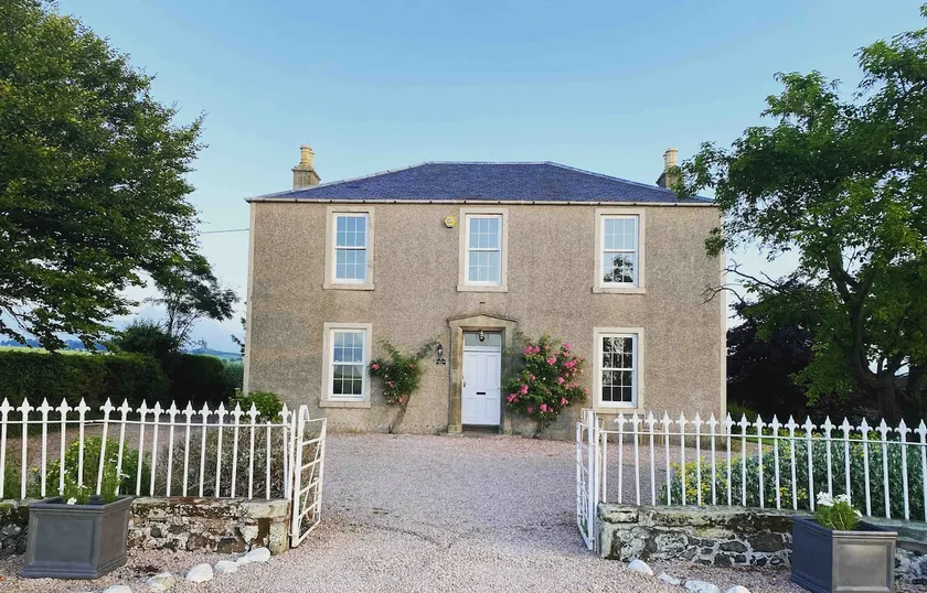Beautiful 4 bdrm Farmhouse with ocean views, Fife. - Image 1