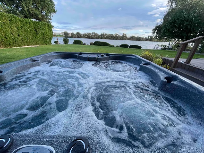 Fall Lakefront Escape: Hot Tub, Dock & Game Room - Image 1