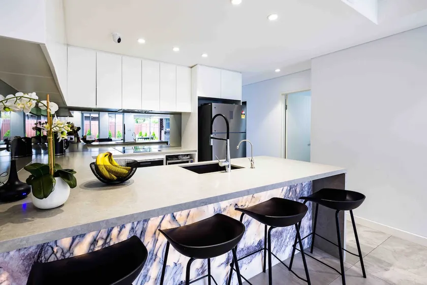 Modern 4 bedroom home, in quiet suburban street - Image 1
