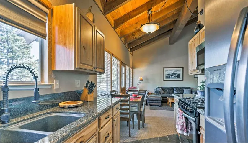 Private Hot Tub, A/C, BBQ, King Bed, Kayaks - Image 1