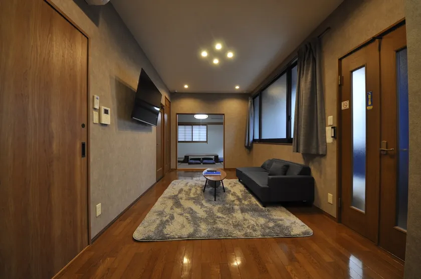 9-minute walk from JR Maya Station and Hankyu Oji Koen Station. 3-story building in the Suidoji Shopping Street area - Image 1