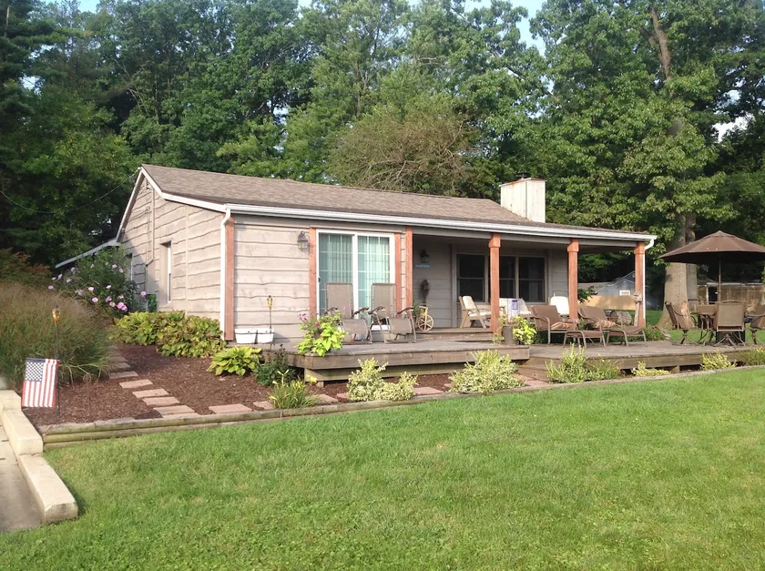 Pine Lake water side Beach House - Image 1
