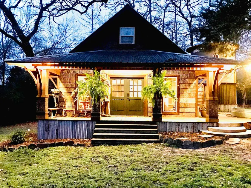 The Firefly Guesthouse- Quiet Lakeside Retreat - Image 1