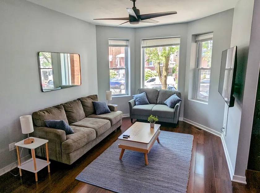 Bright modern flat with free garage parking - Image 1