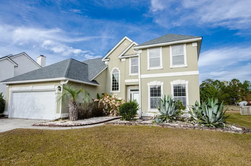 Gorgeous Executive Home on Pond *5 beds* - Image 1