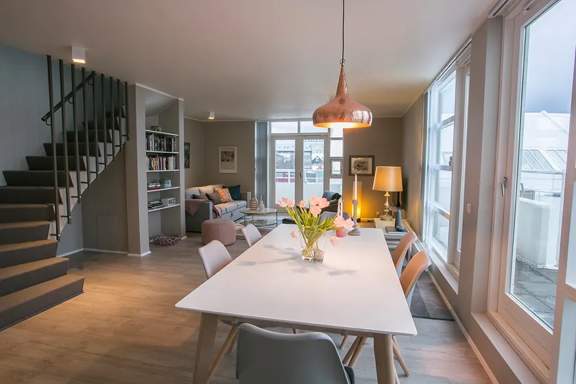 Penthouse Downtown with Free Parking - Image 1