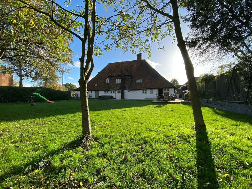 Historic central countryside village house - Image 1