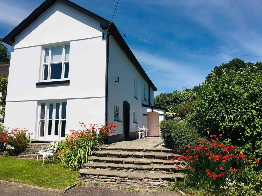 Unique Cosy Retreat - Spacious 3-Bed Farm House - Image 1