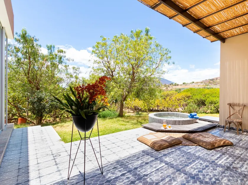 Romantic Getaway: Private Jacuzzi and Fireplace - Image 1