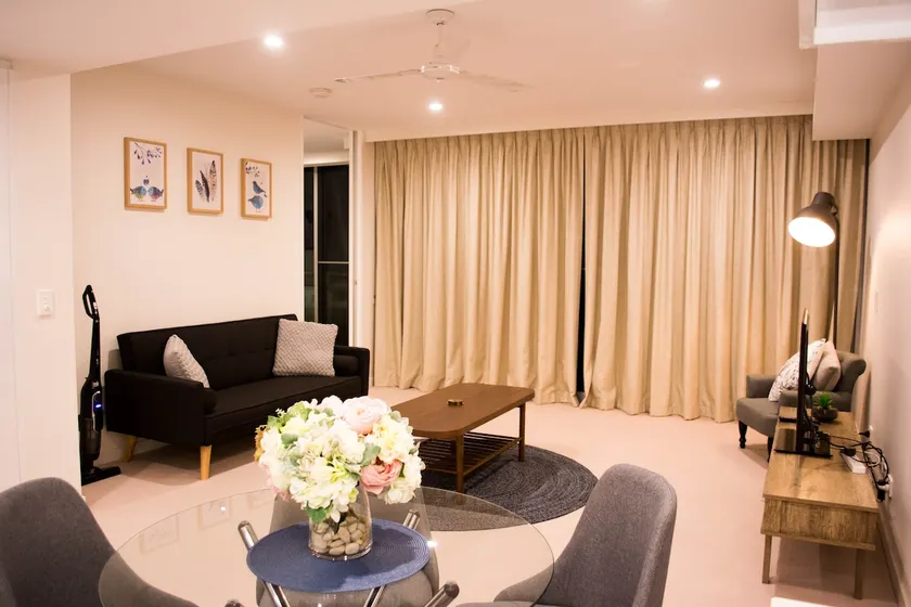 Homely Modern Apt between the Lake and City - Image 1