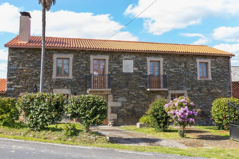 House for 12 people in a rural setting - Image 1