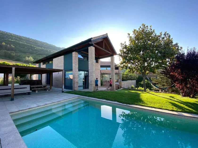 Exclusive superior apartment with pool - Image 1