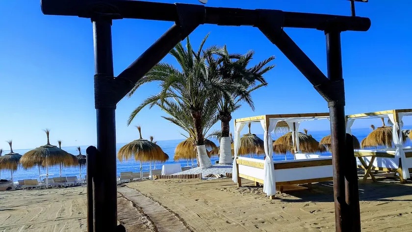 Banús Area • Ground Floor • Pools & Padel Nearby - Image 1