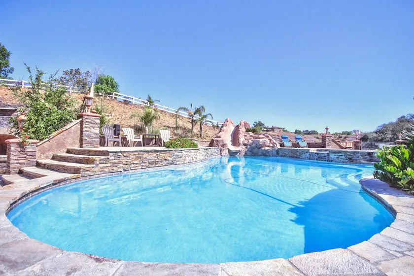 Galleon- Private Single Level Estate on 5 acres - Image 1
