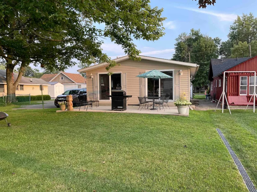 Lakefront Retro Cottage - Image 1