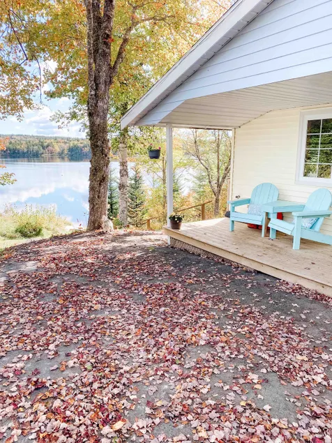 Spacious Lakefront Cottage Retreat - Image 1