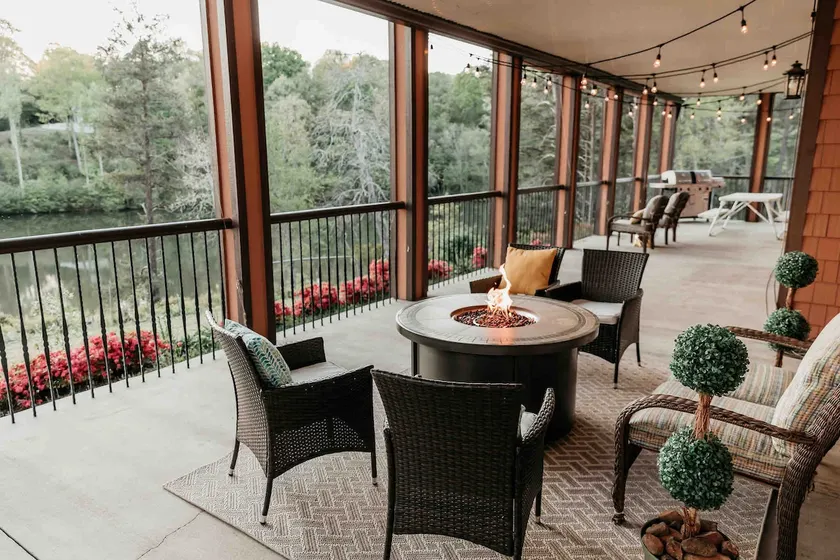 Lakefront Paradise Guest Suite Luxury Stay - Image 1