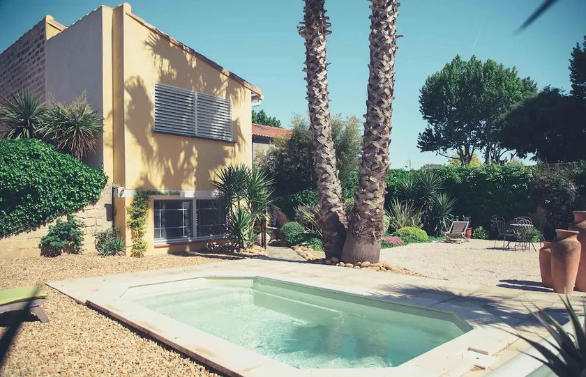 Villa heart of town Patio Garden Pool Sauna Garage - Image 1