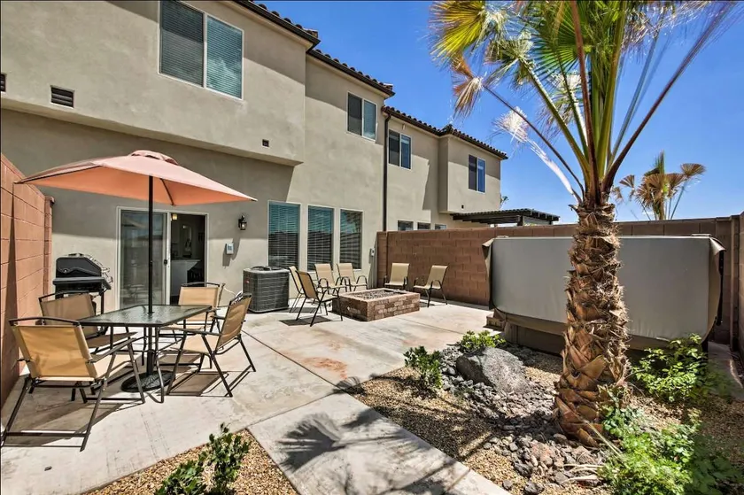 Courtyard Oasis with 2 Kings, Hot Tub & EV - Image 1