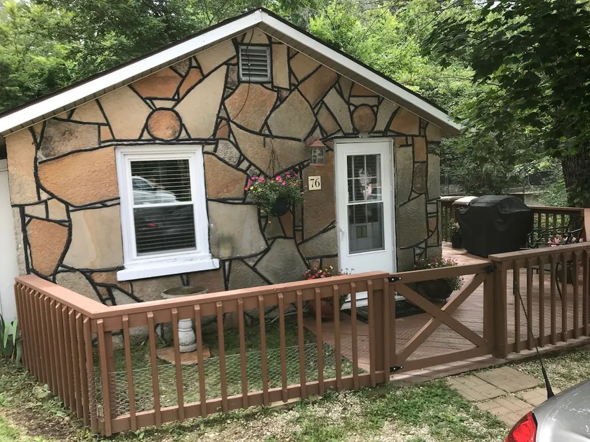 Cute Tiny House Right On the Lake - Image 1