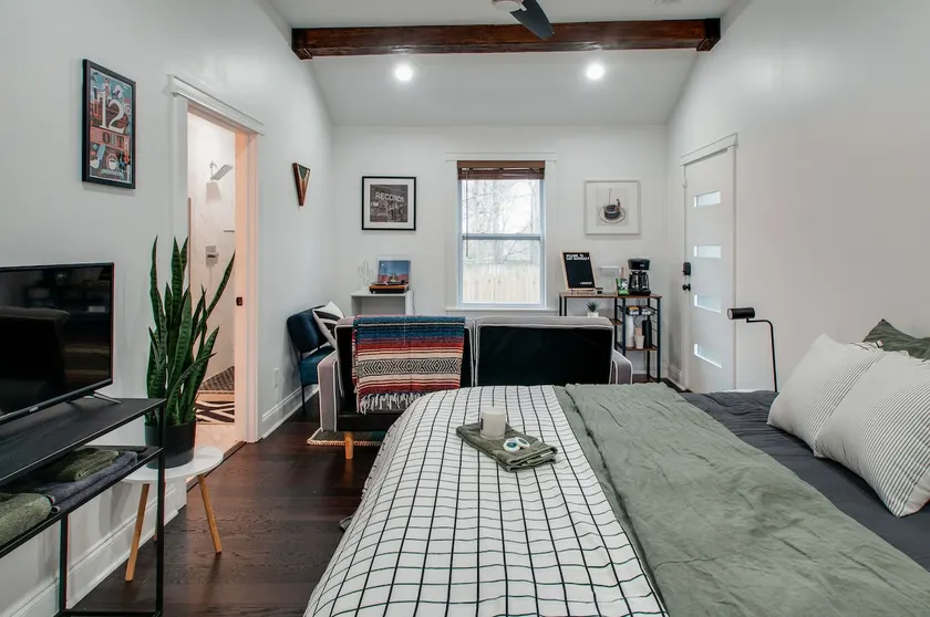 Private Master Suite Next to Dining Hotspots - Image 1