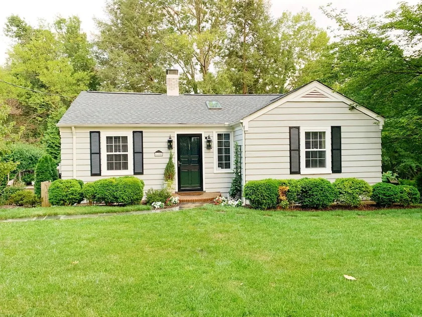Charming 3 bed/3 bath cottage centrally located - Image 1