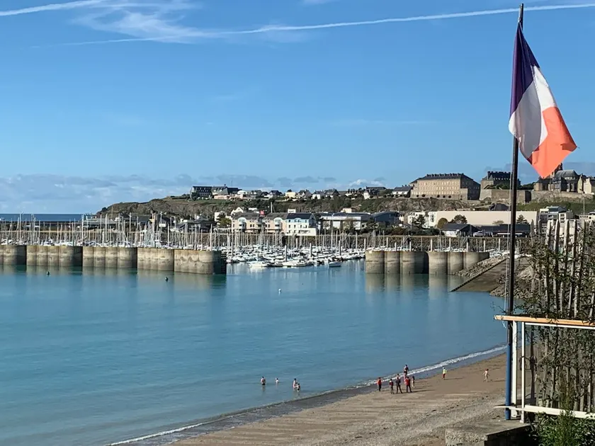 Feet in the water, direct access to the beach! - Image 1